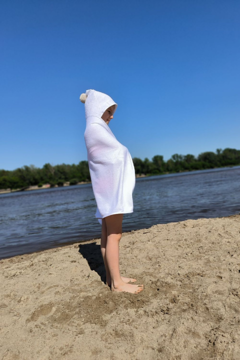 Ręcznik bambusowy z kapturem - biały z beżowym pomponem Ręcznik bambusowy z kapturem - biały z beżowym pomponem