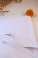 Ręcznik bambusowy z kapturem - biały z miodowym pomponem