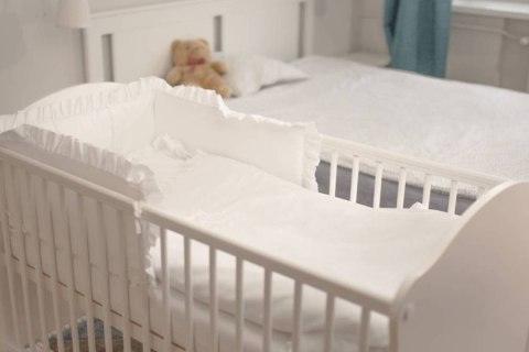 Zestaw do łóżeczka: personalizowana pościel 120x90 cm i ochraniacz, biała bawełna satynowa Zestaw do łóżeczka: personalizowana pościel 120x90 cm i ochraniacz, biała bawełna satynowa