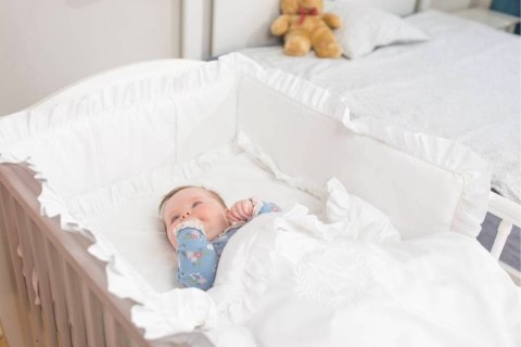 Zestaw do łóżeczka: personalizowana pościel 135x100 cm i ochraniacz, biała bawełna satynowa Zestaw do łóżeczka: personalizowana pościel 135x100 cm i ochraniacz, biała bawełna satynowa