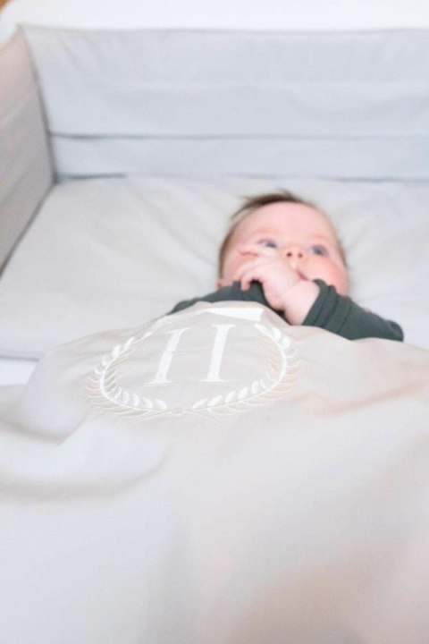 Zestaw do łóżeczka: personalizowana pościel 135x100 cm i ochraniacz, szara bawełna premium pima Zestaw do łóżeczka: personalizowana pościel 135x100 cm i ochraniacz, szara bawełna premium pima